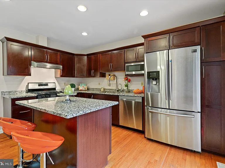 394 Franklin Ave — Photo 10
