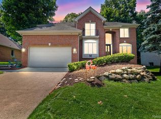 528 Bloomer Ridge Dr, Rochester, MI 48307