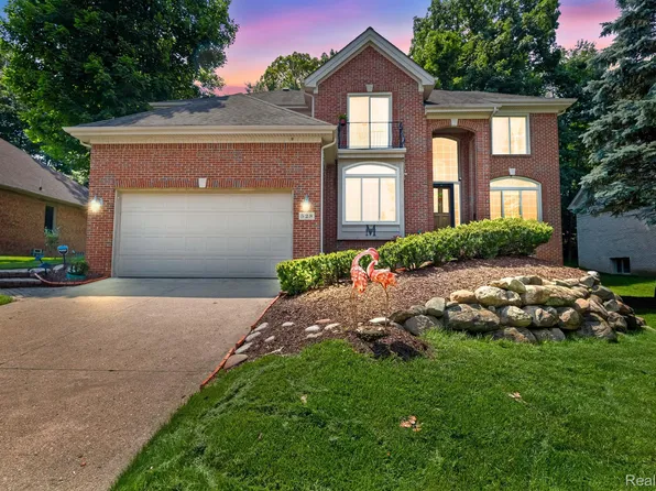 528 Bloomer Ridge Dr, Rochester, MI 48307