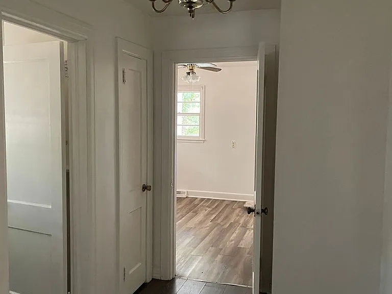 811 W Elm St — Photo 37