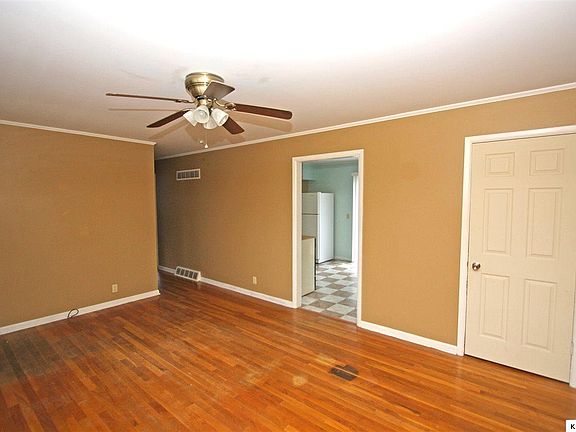 4th image of 210 Whiteheirs St