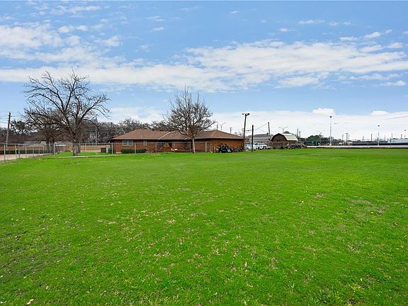 3rd image of 1918 N Davis Dr