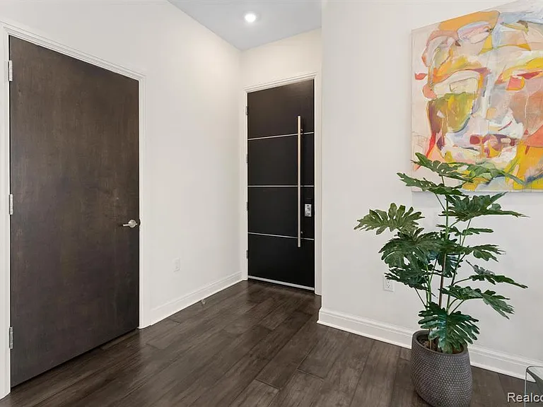 438 Selden St #404 — Photo 5