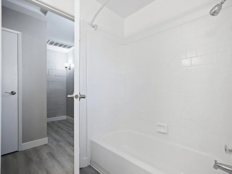 Riverwoods Apartments — Photo 20