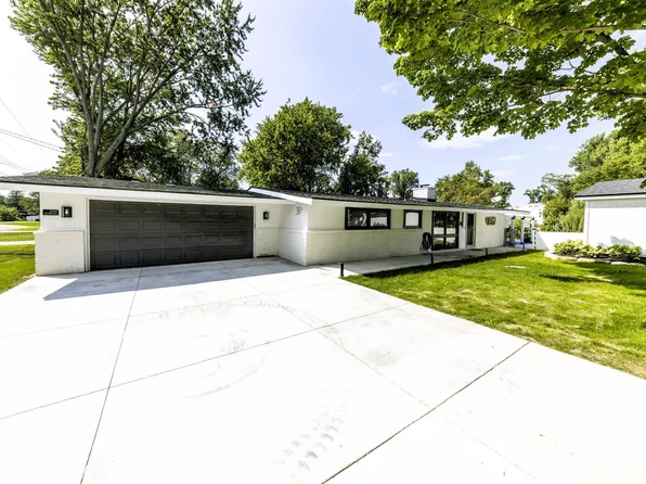2167 Helmsford Dr, Wolverine Lake, MI 48390