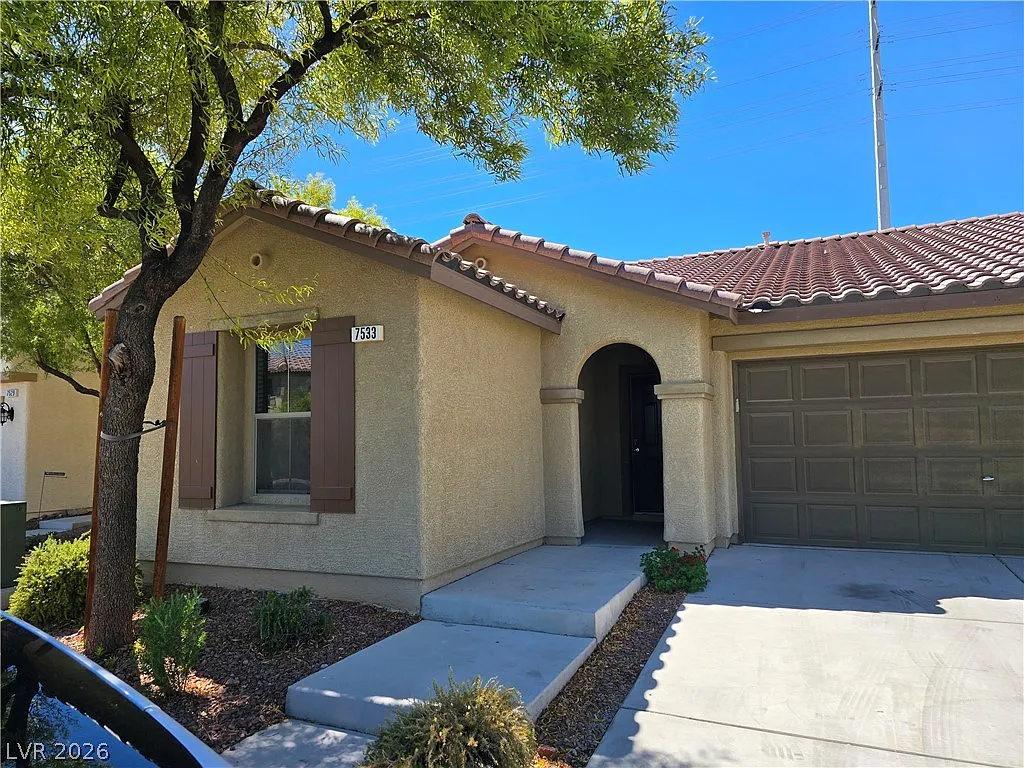 3 bed, 2.0 bath, 1636 sqft, $2,000 — Photo 1