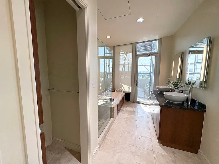 Master bedroom bathroom