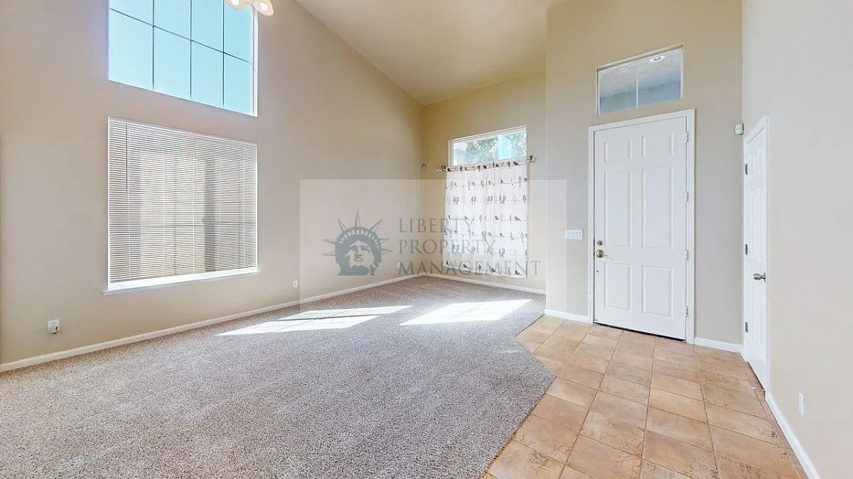 4 bed, 2210 sqft, $2,595 — Photo 3