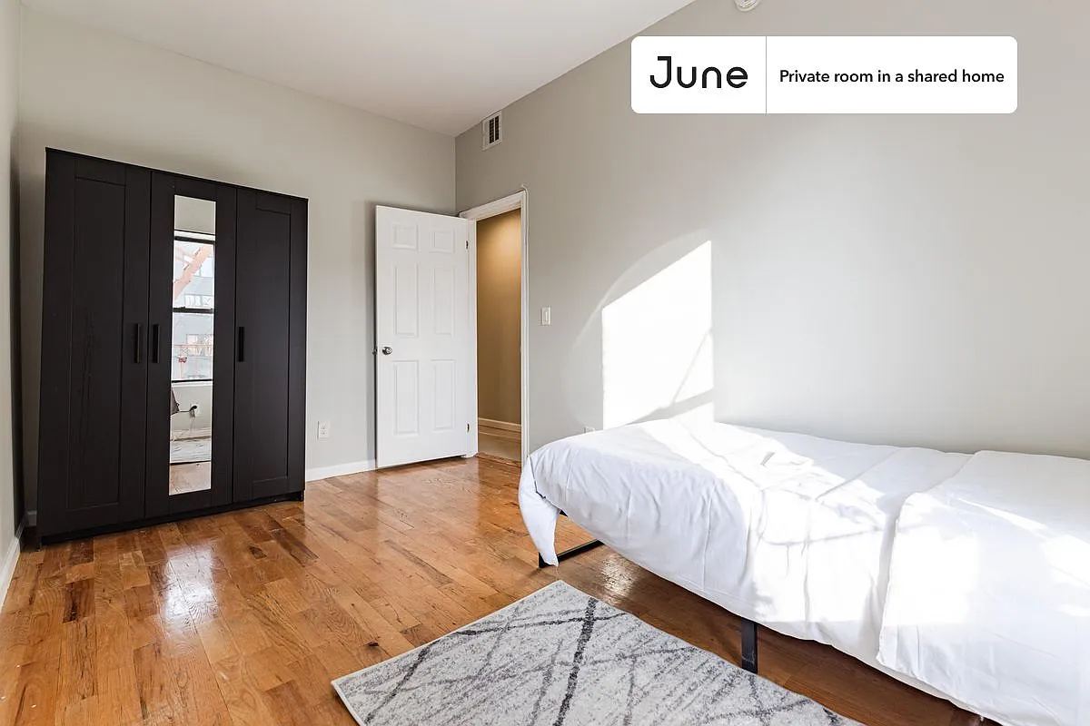 Queen bedroom in 4 bed/2 bath home in Prospect Lefferts Gardens #1572 D — Photo 3