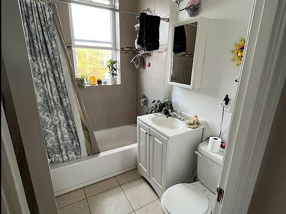 4th image of 2910 N Albany Ave APT 3E
