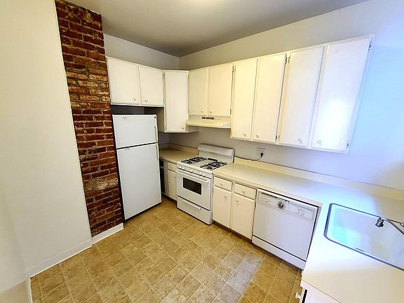 3rd image of 3000 Pine St #3