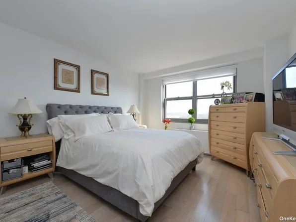 61-20 Grand Cent Parkway image 24 of 32