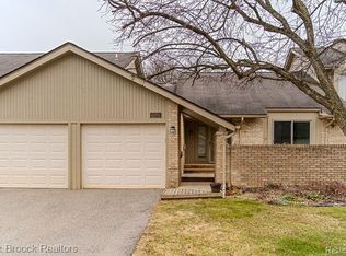 4275 Foxpointe Dr, West Bloomfield, MI 48323