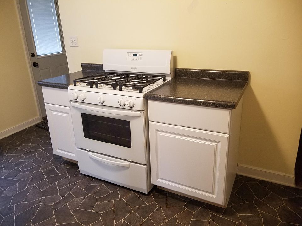 Kitchen oven. Side door on left , hallway to bedrooms and bathroom on right.
