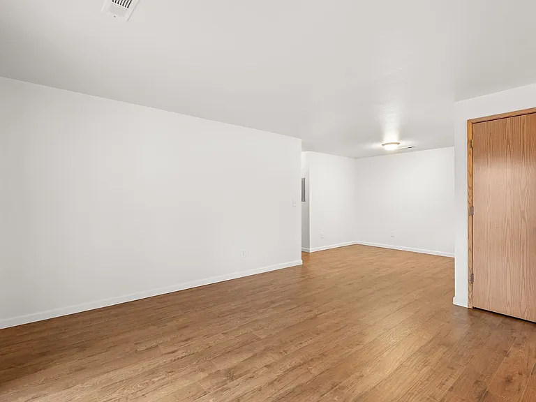 Talent Parkside Apartments — Photo 38