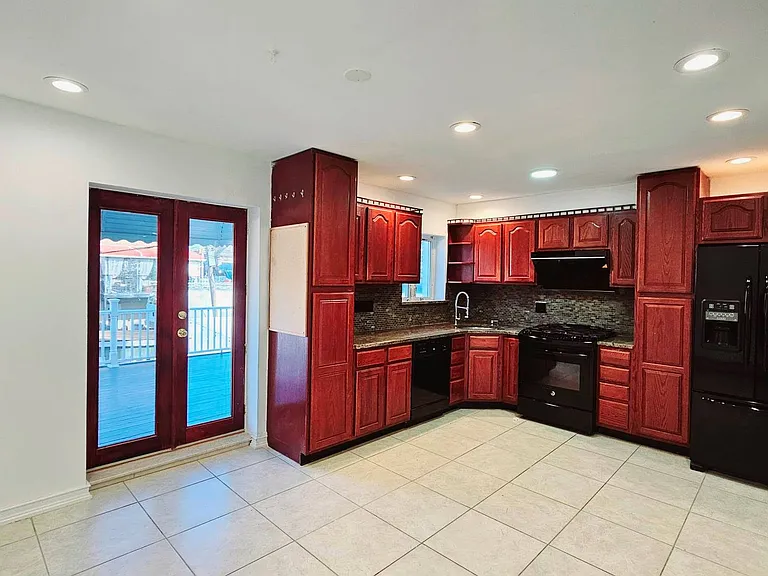 906 Huntington Ave — Photo 1
