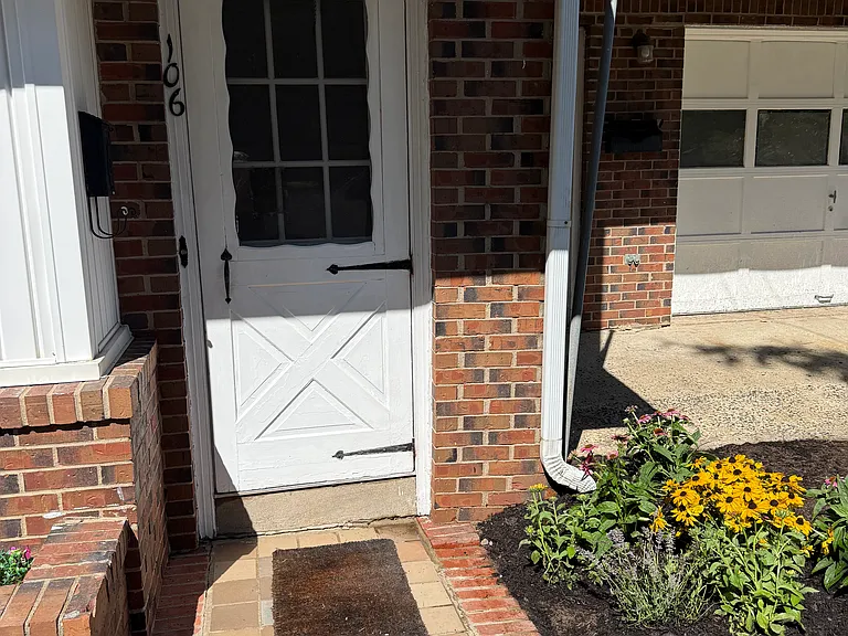 106 Morgan Ave — Photo 3