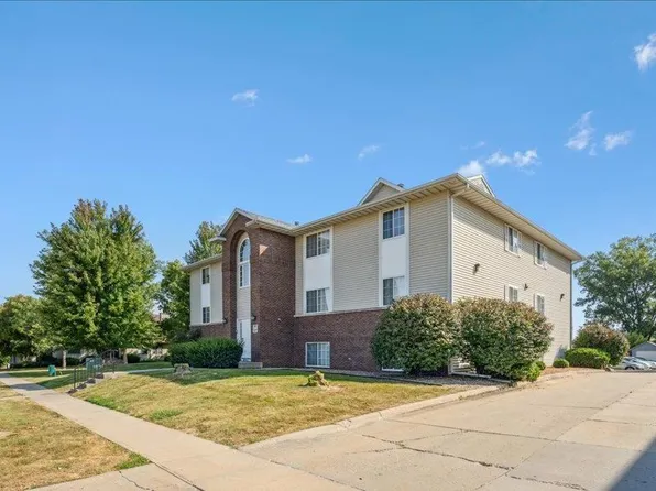 182 W Side Dr, Iowa City, IA 52246