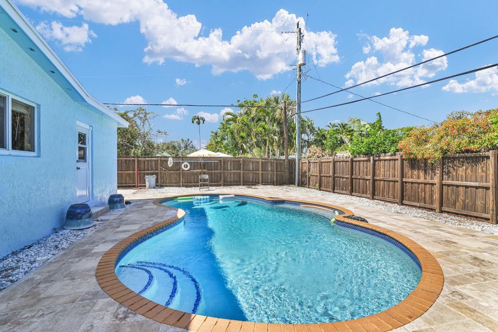 1218 SW 2ND Avenue, photo 2