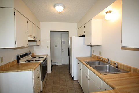 5th image of 3010 S Garfield St APT 2
