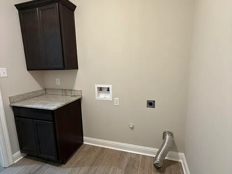 404 Sparrowhawk St — Photo 37