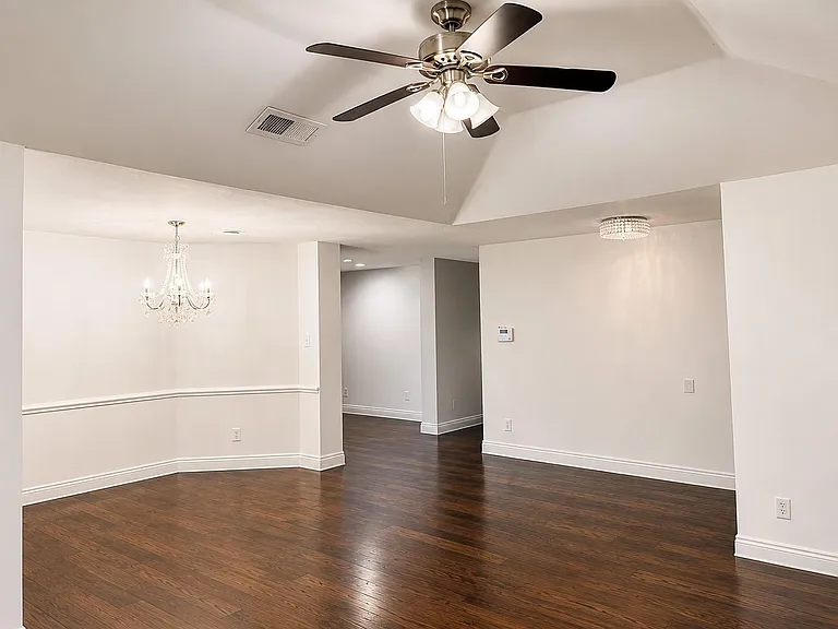 2450 Parkwood Ln — Photo 6