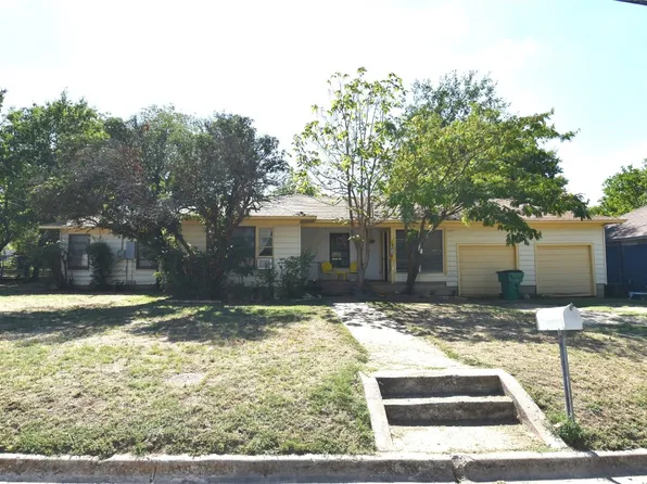 1206 E Tarrant St, Bowie, TX 76230