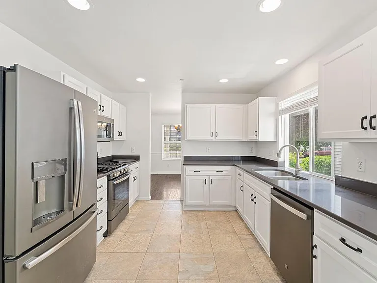 2429 Tolmie Ave — Photo 11