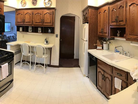 3rd image of 458 Carnation Ave