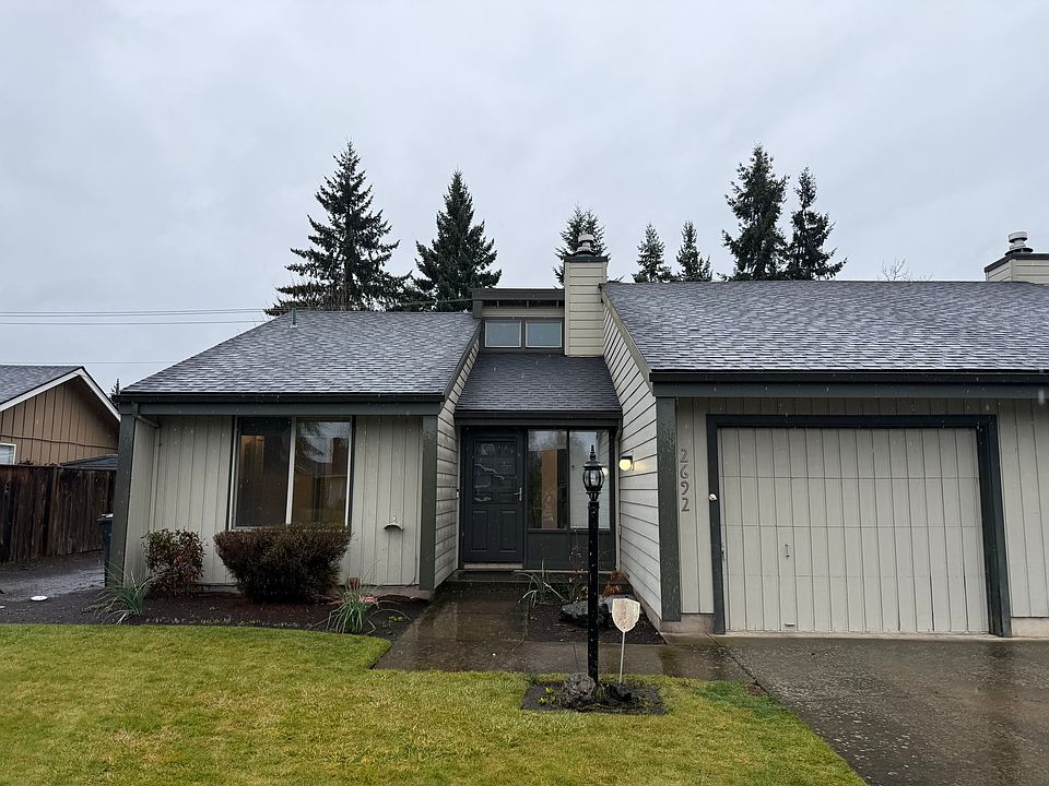Side of duplex located in tight-knit cul-de-sac.