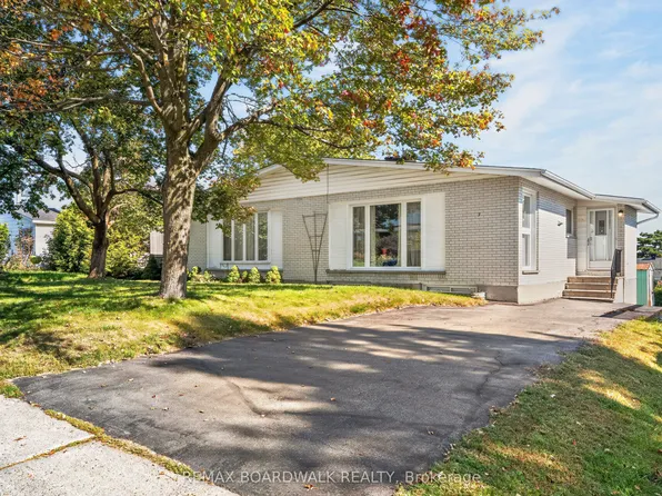7 Charkay St, Ottawa, ON K2E 5N5