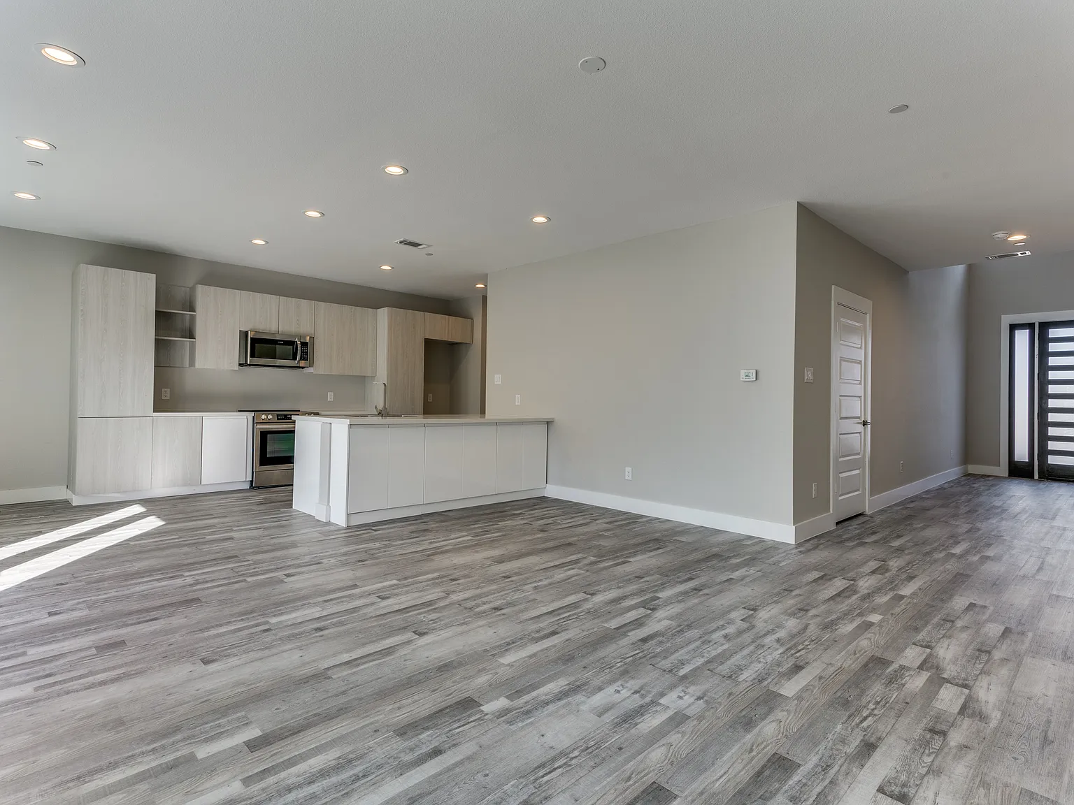 3 bed, 2.5 bath, 2136 sqft, $2,600 — Photo 2