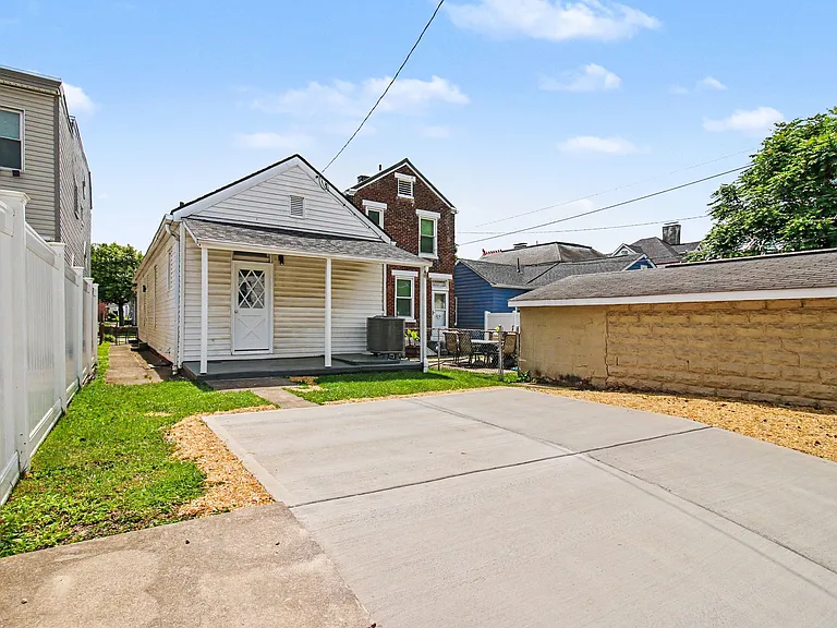 324 Linden St — Photo 12