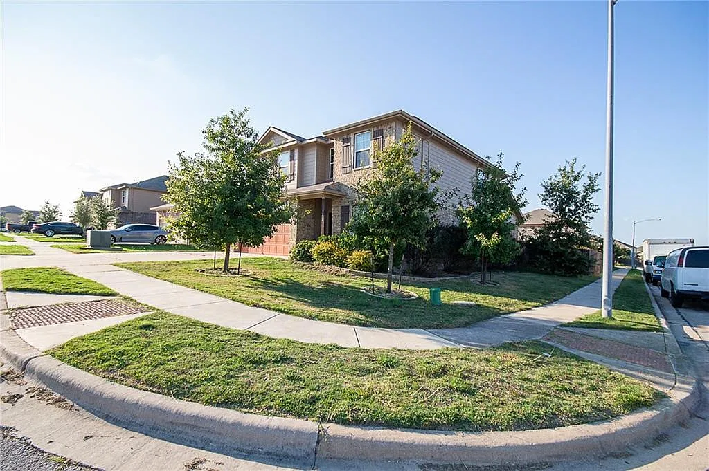 4 bed, 2.5 bath, 2500 sqft, $2,375 — Photo 3