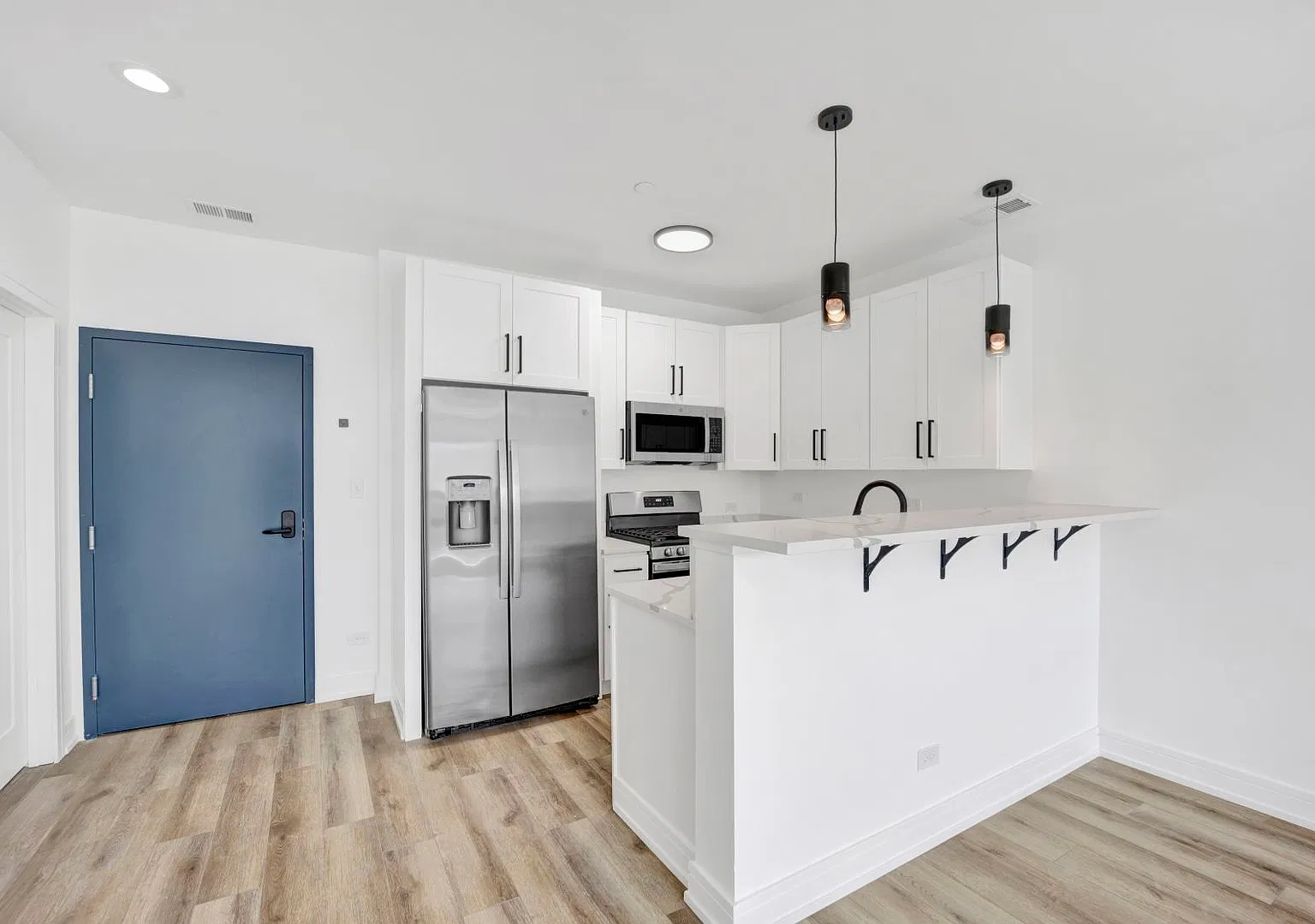 2 bed, 950 sqft, $2,400 — Photo 3