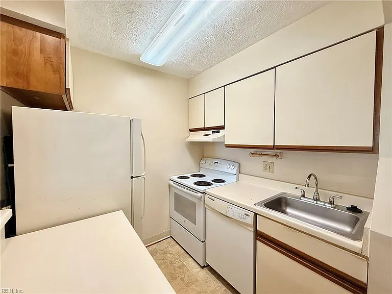 410 Wells Ct — Photo 8