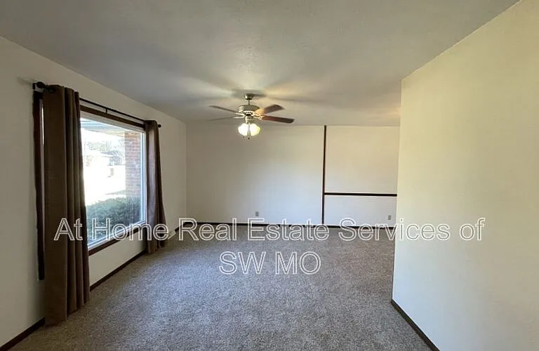 1316 E Lakewood St — Photo 2