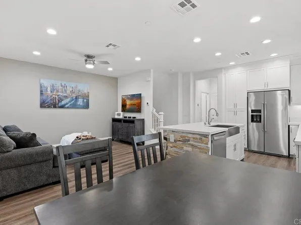 2464 Solara Ln, Vista, CA 92081