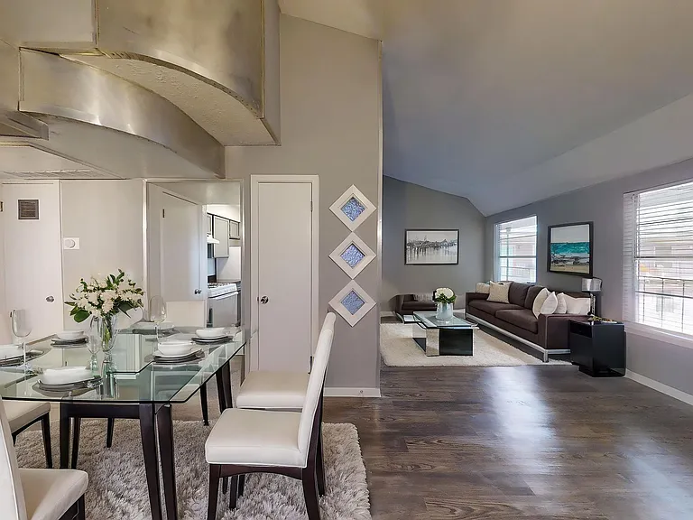 The Metropolis Apartments — Photo 7
