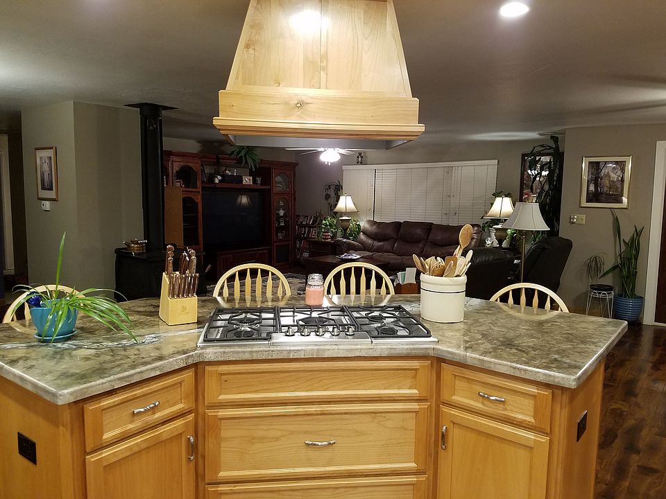 Island cooktop with bar
