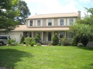 26 Mallet Ln, Saunderstown, RI 02874