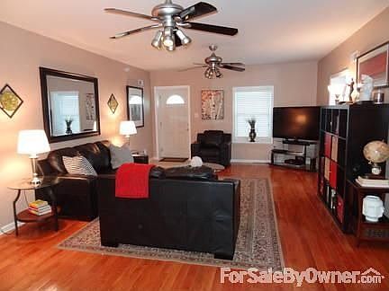 Living Room / Dining Room
						:
						Bright and neautral