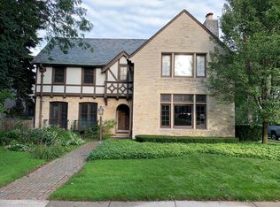 2225 N Lake Dr, Milwaukee, WI 53202