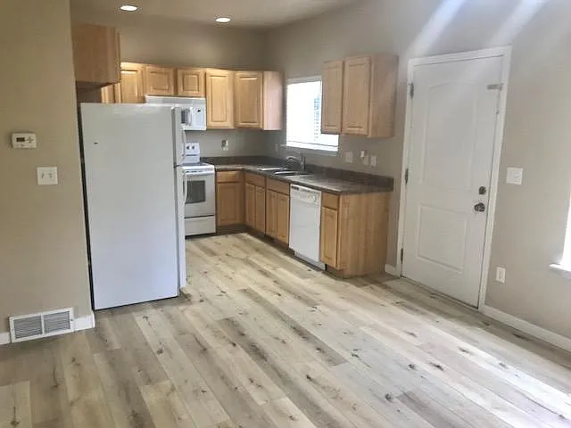 3 bed, 1.5 bath, 1238 sqft, $1,675 — Photo 3
