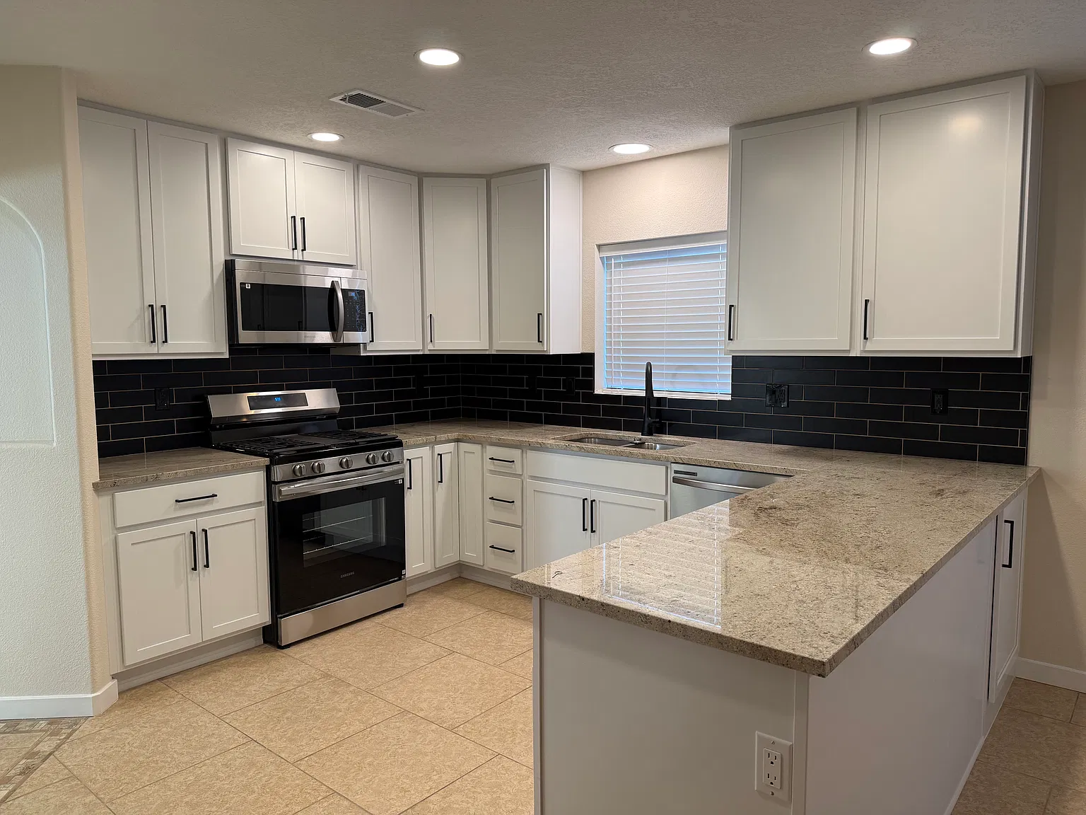 3 bed, 2.5 bath, 1659 sqft, $2,200 — Photo 2