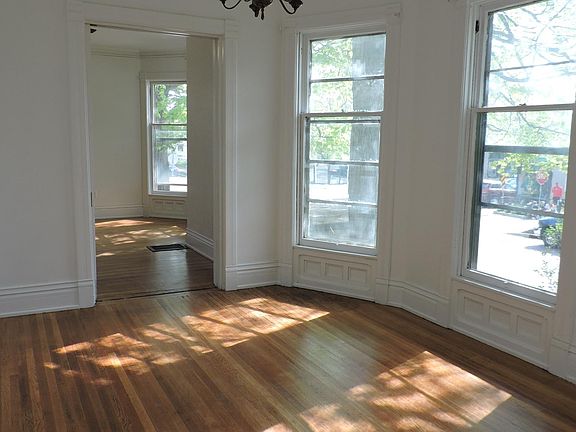5th image of 637 Wealthy St SE