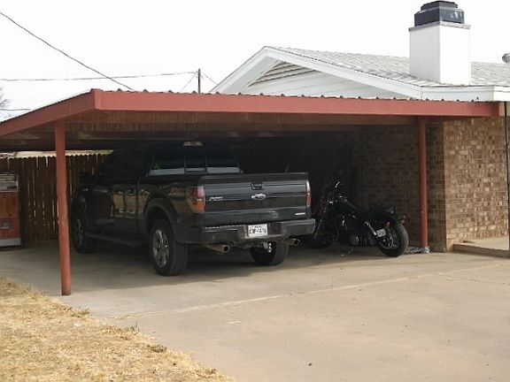 carport in front