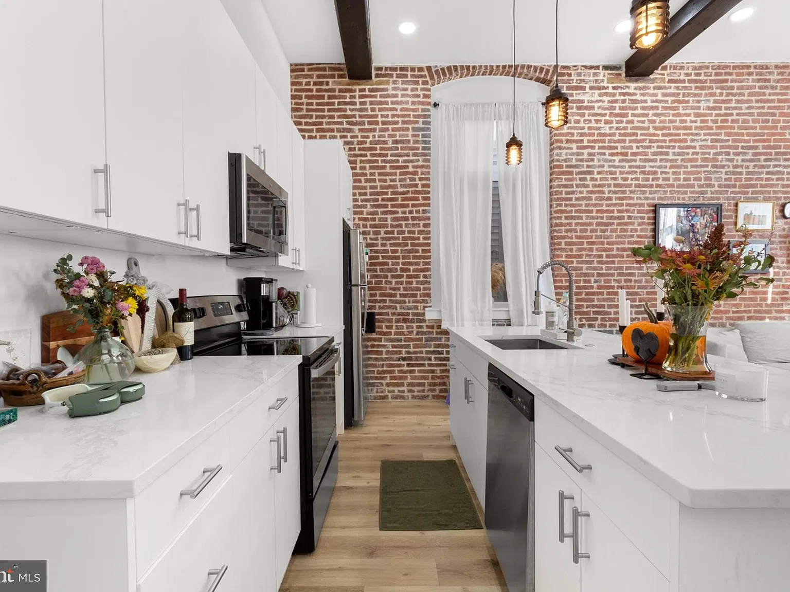 1 bed, 1.0 bath, $1,650 — Photo 3