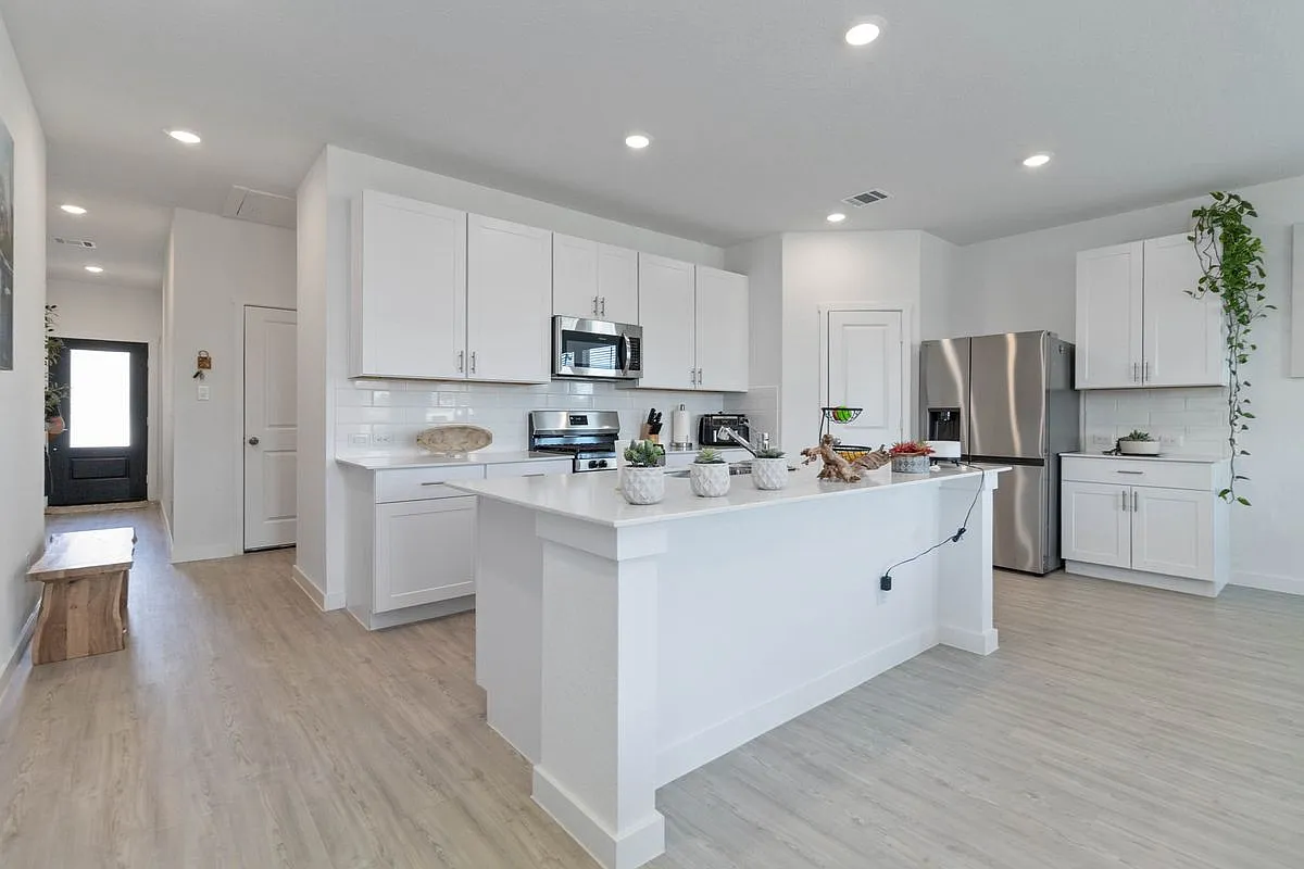3 bed, 2.0 bath, 1633 sqft, $1,950 — Photo 3