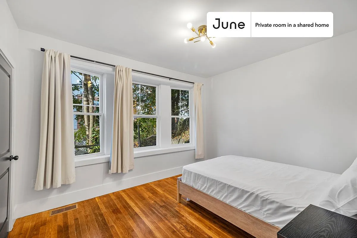Queen bedroom in 5 bed/2 bath home in Roxbury #1901 D — Photo 1